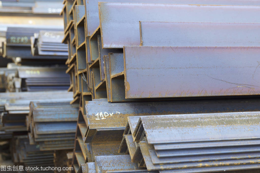 不同种类的金属外形都位于金属制品仓库